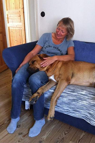 Camilla Ahlgren med sin hund. Privat Foto